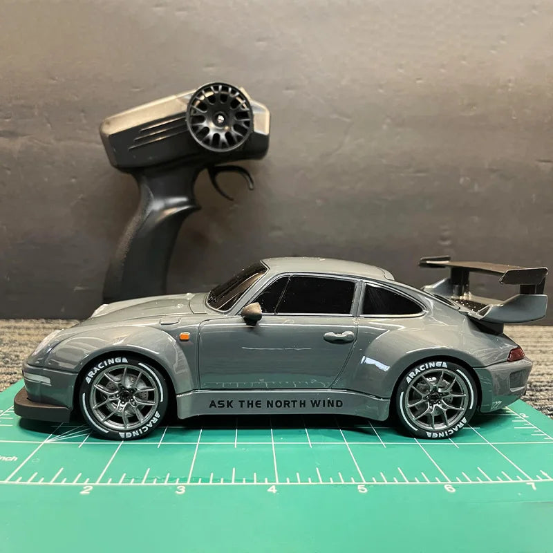 Voiture drift télécommandée 1:24 Driftax GT grise et sa radiocommande, vue de profil